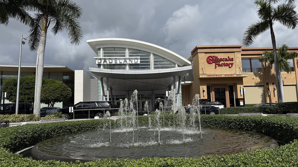 Outdoor shopping center with fountain